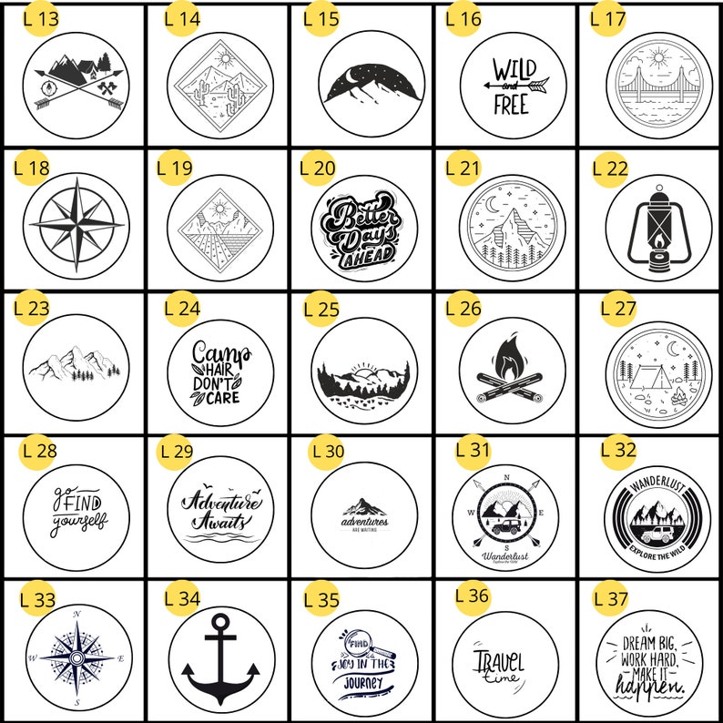 Peut inclure: Un ensemble de 37 autocollants ronds noirs et blancs avec diff&eacute;rents motifs et textes li&eacute;s au camping, &agrave; l'aventure et au voyage. Les autocollants sont dispos&eacute;s en grille sur un fond blanc.