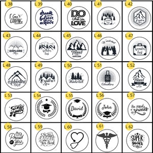 Peut inclure: Un ensemble de 24 autocollants ronds noirs et blancs avec divers motifs inspirants et sur le th&egrave;me du voyage. Les autocollants pr&eacute;sentent des textes tels que "Go Camping", "Dream Believe Achieve", "Do What You Love", "Wanderlust", "Explore More", "Travel and Explore", "Adventure Awaits", "Explore More", "Wanderlust", "Adventure", "Travel Around the World", "Stay Groovy", "David", "John", "Be Proud of Yourself", "I'm Proud of You", "Stronger Than You Think", "Super Doctor", et plus.