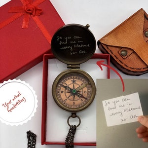 Peut inclure: Une boussole en laiton avec une chaîne, une boîte rouge et une pochette en cuir marron. La boussole a un couvercle en verre avec un message manuscrit qui dit "So you can find me in every lifetime xo- Ash".