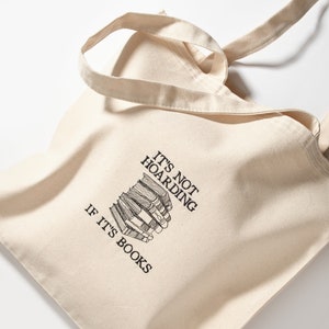 Bestickte Einkaufstasche mit Büchern / Geschenk für Bücherliebende / Bücherwurm / bestickte Tragetasche mit Büchern