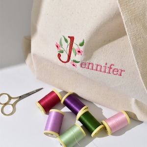 Personalisierter Name bestickte Einkaufstasche / benutzerdefinierte Farben / Canvas-Einkaufstasche mit Blumen / personalisierte Brautjungfer Geschenk / wiederverwendbare ästhetische Tasche