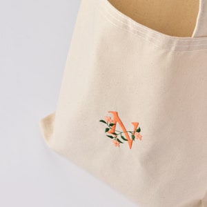 Borsa tote ricamata con iniziale floreale personalizzata, borsa tote monogramma personalizzata, ricamo floreale personalizzato, regalo da damigella d'onore personalizzato