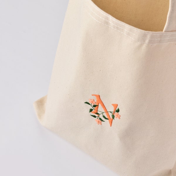 Personalisierte Blumeninitiale bestickte Einkaufstasche, benutzerdefinierte Monogramm-Einkaufstasche, benutzerdefinierte Blumenstickerei, personalisiertes Brautjungferngeschenk