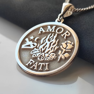 Amor fati Anhänger,Amor fati,Personalisierte Halskette,Personalisierter Schmuck,Amor fati Schmuck,Amor fati Geschenk Halskette,Halloween,Weihnachtsgeschenk