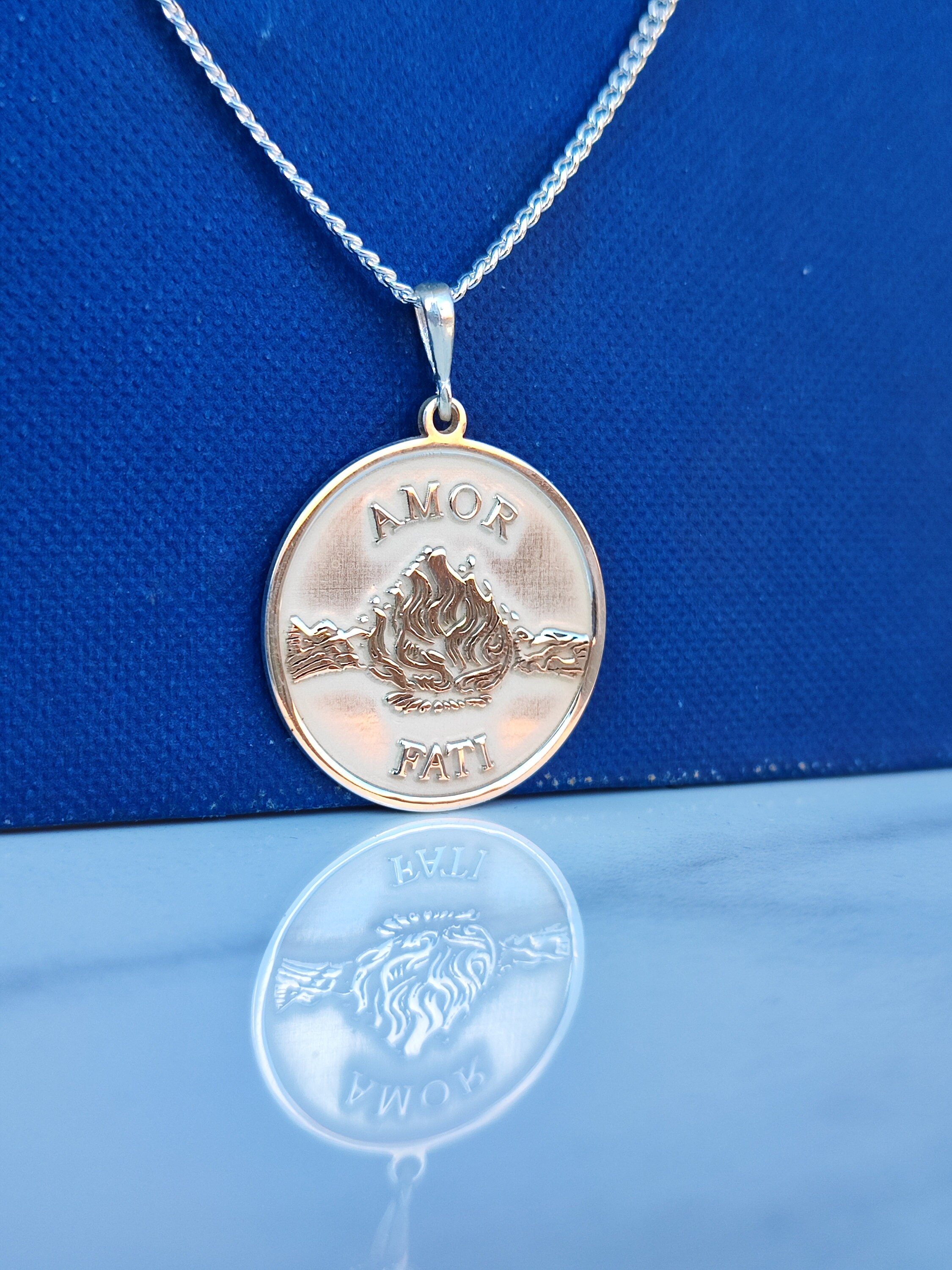 Amor fati pendant online