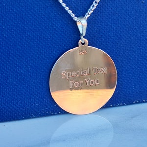 K&ouml;nnte beinhalten: Silberkette mit einem runden Anh&auml;nger, auf dem "Special Text For You" steht und die Nummer "925" eingraviert ist.