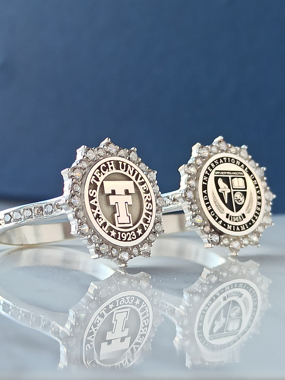 Anillo de graduación para mujer en oro de 18 quilates con piedras