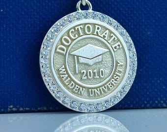 Abschluss-Anhänger-Halskette, Sterlingsilber-Anhänger, personalisiertes Geschenk, individuell gravierter Schmuck