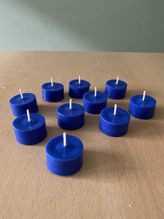 Selbst gemachte Rapswachs Blau Teelichter OHNE Aluhülle Durchmesser 38mm und 18mm