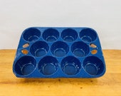Vintage Blue Speckled Enamel Coated Cast Iron 11 Cup Muffin Popover Pan. Unknown Manufacture. Excellent used condition.