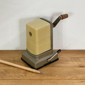 Brown Hunt Manufacturing Vacuumette Manual Pencil Sharpener
