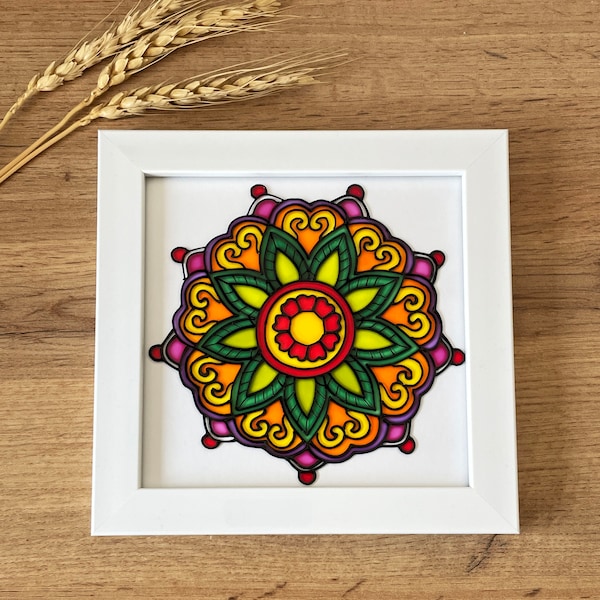 Art mural en vitrail Mandala : Peinture sur verre artisanale aux couleurs vives, encadrée en PVC durable. 17.5 x 17.5 cm