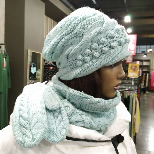 Ensemble de 3 articles en tricot turquoise : chapeau pour femme, cache-cou, mitaines avec torsades et décoration au crochet dans un style bohème. Bonnet d'hiver, snood et gants.