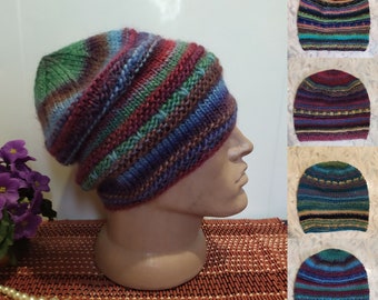 Bunter Farbverlauf-Frauenhut. Winter-Melange-Mütze: Viele Farben zur Auswahl. Gestrickte mehrfarbige Regenbogen-Wollmütze für Damen. Geschenk für Sie.