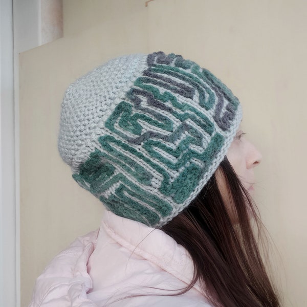 Un bonnet doux et chaud pour femme tricoté à la main avec une broderie dégradée faite à la main, chapeau multicolore : gris vert. Bonnet d'hiver en laine mélangée