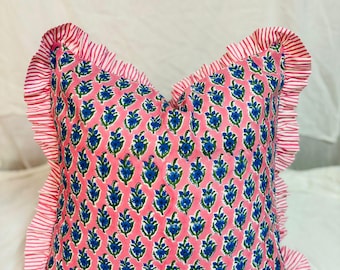 Funda de cojín de algodón con estampado floral, almohada estilo boho con volantes, detalle rústico.