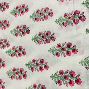 Pu&ograve; includere: Tessuto bianco con un motivo ripetuto di ramoscelli floreali rosa e verdi. Il tessuto ha una superficie leggermente strutturata.