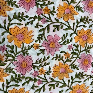 Puede incluir: Una tela blanca con un patr&oacute;n floral repetitivo de flores grandes rosas y amarillas. El dise&ntilde;o incluye tallos y hojas de color verde oscuro que conectan las flores por toda la superficie, creando un estampado bot&aacute;nico denso.