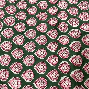 Pu&ograve; includere: Tessuto verde con un motivo ripetitivo di foglie rosa e bianche.