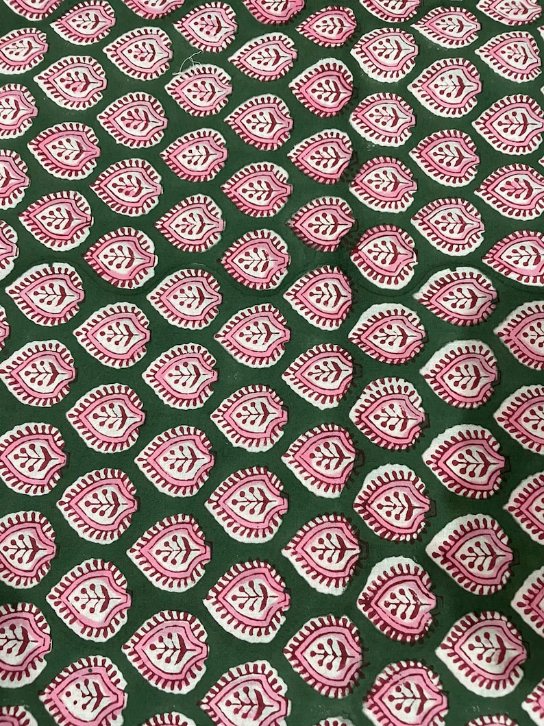Pu&ograve; includere: Tessuto verde con un motivo ripetitivo di foglie rosa e bianche.