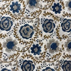 Pu&ograve; includere: Tessuto bianco con un motivo floreale ripetuto. Il design presenta grandi fiori blu e grigi, fiori blu pi&ugrave; piccoli e viti marroni con foglie. L'estetica generale &egrave; una stampa botanica classica.