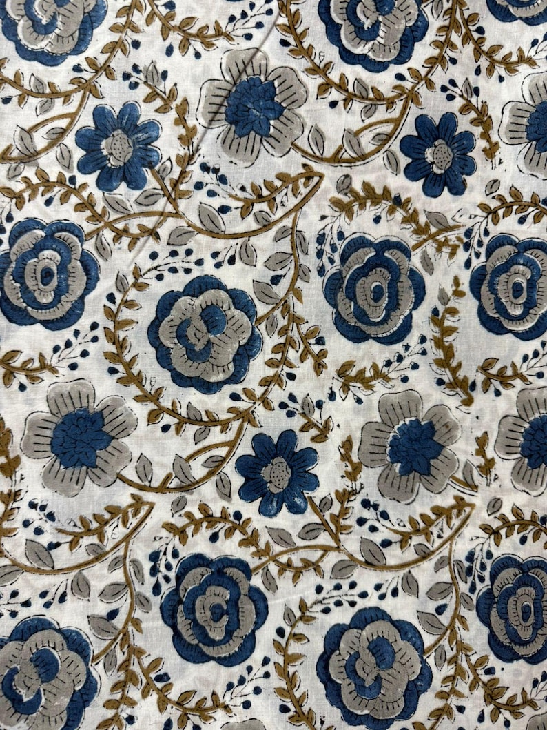 Pu&ograve; includere: Tessuto bianco con un motivo floreale ripetuto. Il design presenta grandi fiori blu e grigi, fiori blu pi&ugrave; piccoli e viti marroni con foglie. L'estetica generale &egrave; una stampa botanica classica.