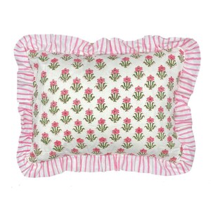 Op de afbeelding: Een rechthoekig sierkussen met een witte basis en een herhalend patroon van kleine roze bloemen en groene stelen. Het kussen is omlijst door een geplooide rand met een wit en roze verticaal streeppatroon, wat zorgt voor een decoratieve afwerking.