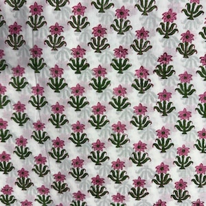 Puede incluir: Una tela blanca con un patr&oacute;n de estampado de bloques repetitivo de peque&ntilde;as flores rosas con tallos y hojas verdes. Los motivos florales est&aacute;n dispuestos en una formaci&oacute;n de cuadr&iacute;cula sobre la superficie, creando un dise&ntilde;o bot&aacute;nico sim&eacute;trico.