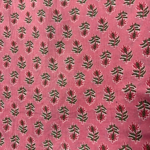 Puede incluir: Una tela rosa con un patr&oacute;n repetitivo de peque&ntilde;as flores estilizadas. Cada flor tiene p&eacute;talos de color rosa oscuro con un acento verde oscuro en el centro, conectadas a un tallo verde oscuro con hojas peque&ntilde;as, dispuestas en una cuadr&iacute;cula.