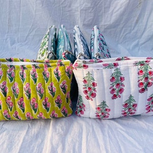 Borsa per il trucco in cotone grande con cerniera, borsa per cosmetici con stampa a blocchi trapuntata, borsa da toilette floreale unica per donna, regalo unico per la mamma, borsa da viaggio per il lavaggio fatta a mano