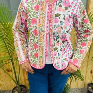 Chaqueta acolchada de algodón con retazos rosas - Chaqueta hecha a mano de manga larga con estampado de bloques, abrigo corto acolchado de invierno, chaqueta cálida para mujer, ideal para regalar.