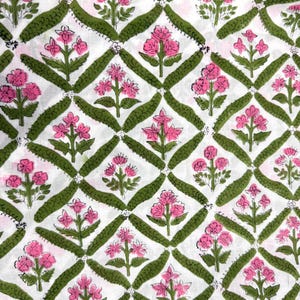 Puede incluir: Una tela blanca con un patr&oacute;n repetitivo de diamantes delineados en verde oliva. Cada diamante contiene una ilustraci&oacute;n centrada de una flor rosa con hojas y tallos verdes. El dise&ntilde;o es sim&eacute;trico y cubre toda la superficie visible.