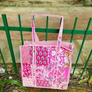 Borsa tote trapuntata floreale indiana fatta a mano: shopper patchwork reversibile