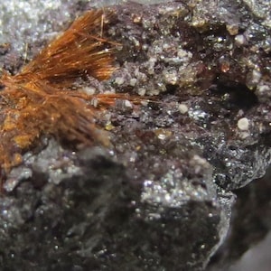Ludlockite and Leiteite on Ge-sulfides, Tsumeb, Namibia