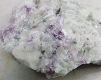 ニュージャージー州サセックス郡フランクリン鉱山地区産の方解石上の