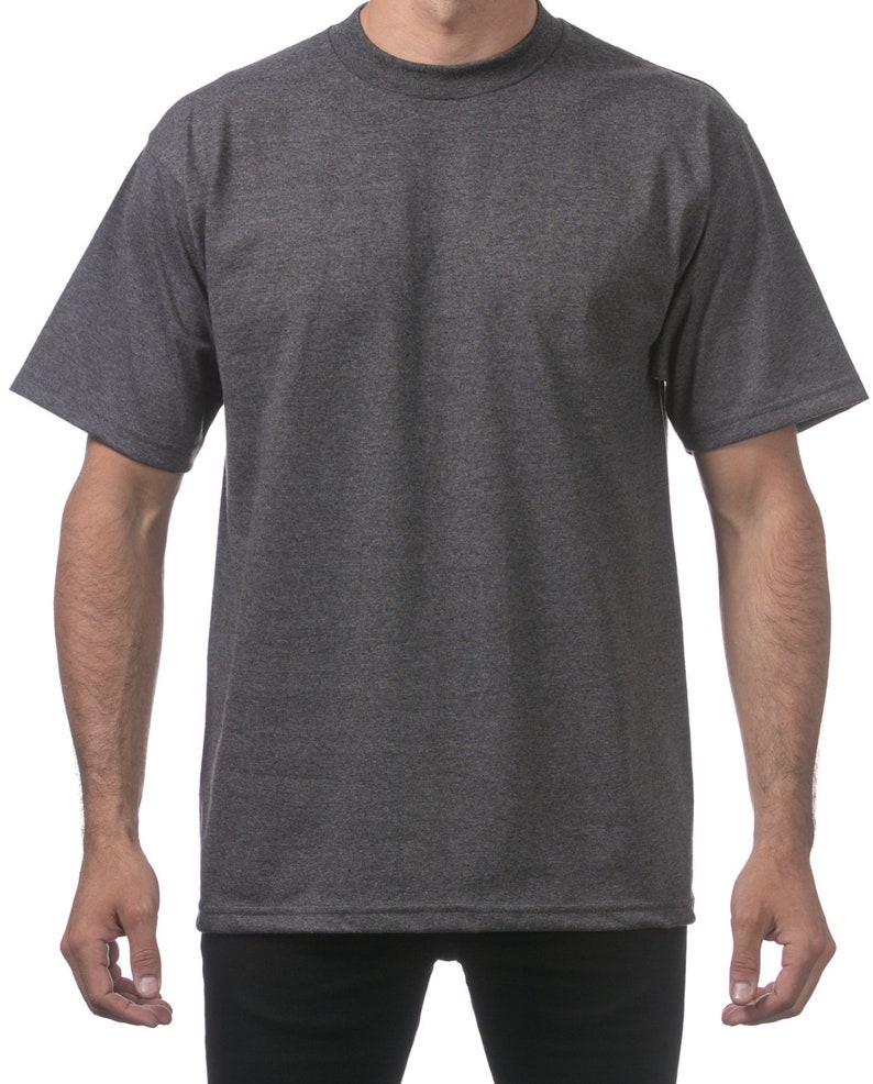 Peut inclure: Un t-shirt &agrave; manches courtes gris chin&eacute;.