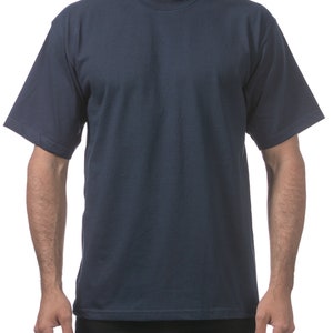 Peut inclure: Un t-shirt bleu marine &agrave; manches courtes.