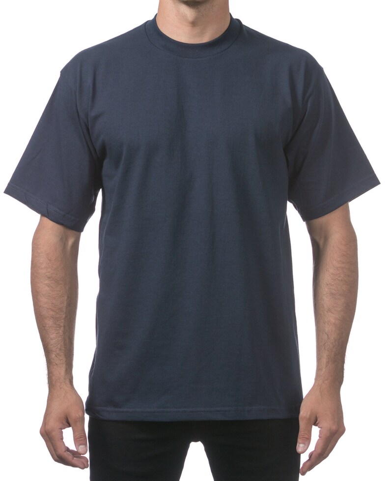 Peut inclure: Un t-shirt bleu marine &agrave; manches courtes.