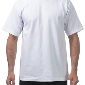Peut inclure: Un t-shirt blanc uni &agrave; manches courtes.
