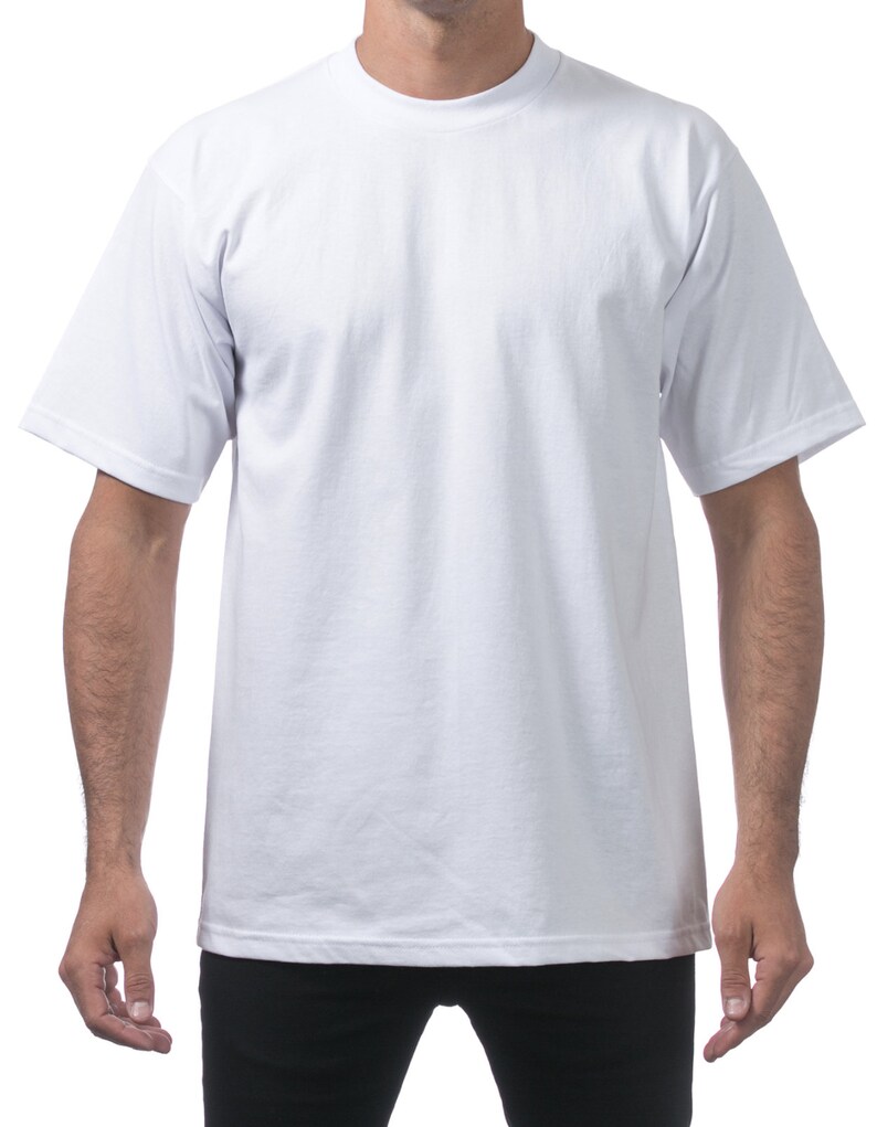 Peut inclure: Un t-shirt blanc uni &agrave; manches courtes.
