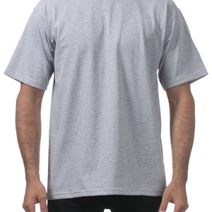 Peut inclure: Un t-shirt uni gris &agrave; manches courtes avec un col rond.