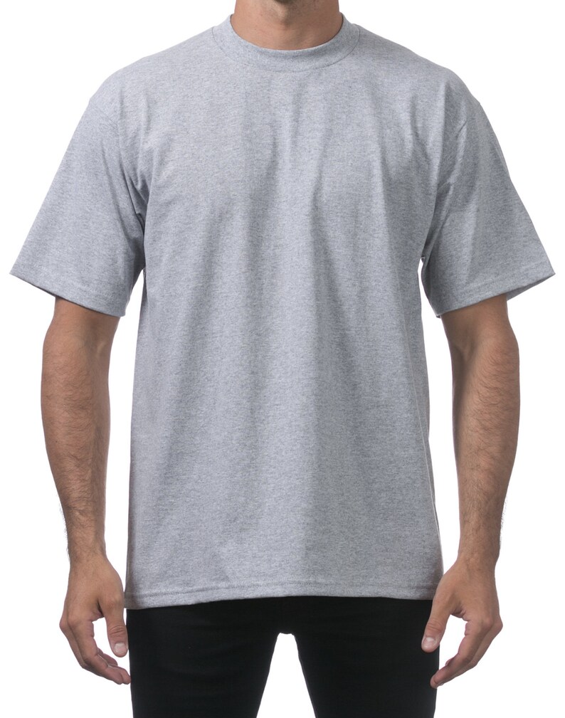 Peut inclure: Un t-shirt uni gris &agrave; manches courtes avec un col rond.