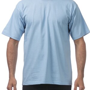 Peut inclure: Un t-shirt &agrave; manches courtes bleu clair avec un col rond.