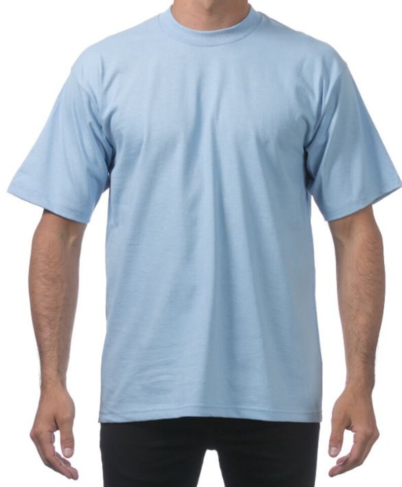 Peut inclure: Un t-shirt &agrave; manches courtes bleu clair avec un col rond.