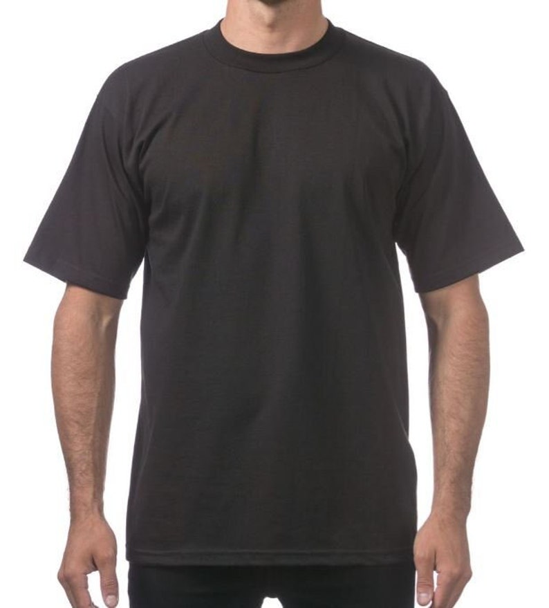 Peut inclure: Un t-shirt noir &agrave; manches courtes avec un col rond.