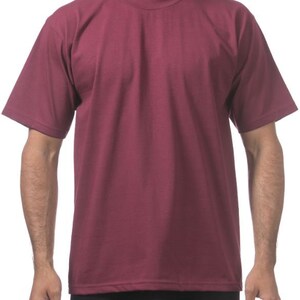 Peut inclure: Un t-shirt &agrave; manches courtes de couleur bordeaux avec un col rond.