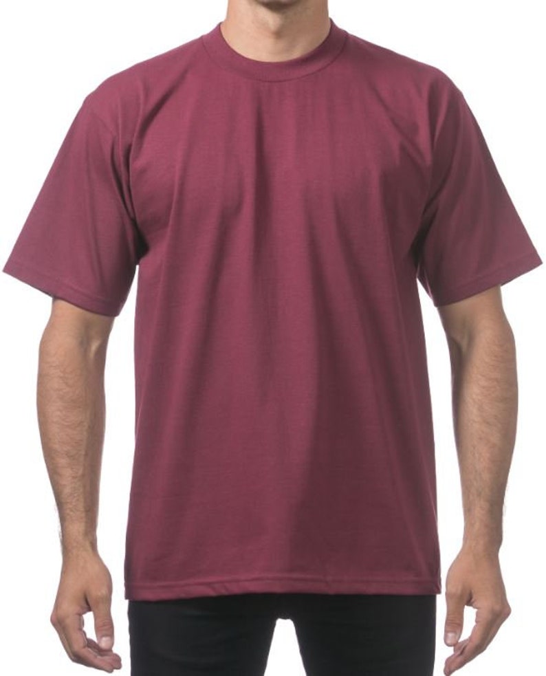 Peut inclure: Un t-shirt &agrave; manches courtes de couleur bordeaux avec un col rond.