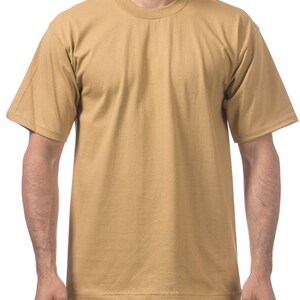 Peut inclure: Un t-shirt uni, &agrave; manches courtes, de couleur beige.