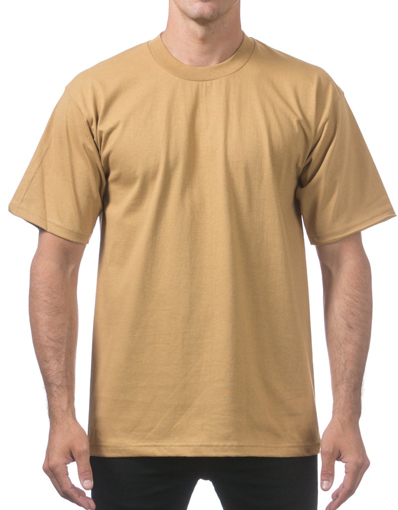 Peut inclure: Un t-shirt uni, &agrave; manches courtes, de couleur beige.