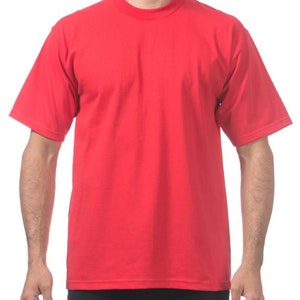 Peut inclure: Un t-shirt uni rouge &agrave; manches courtes.